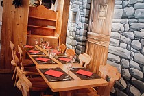 L'Oree des Pistes restaurant met houten deur